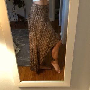 Maxi skirt, open in the front.